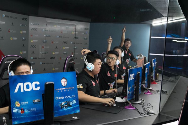 他不得不再 他不得不再